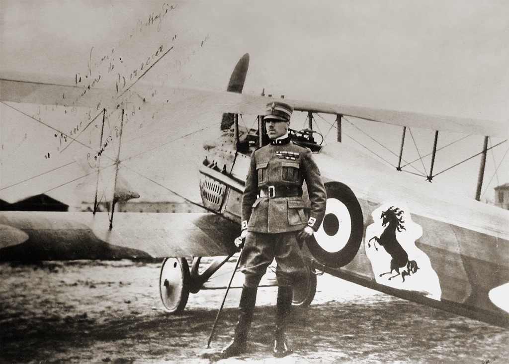 Francesco Baracca con il suo aereo e a destra si può vedere il Cavallino originale.