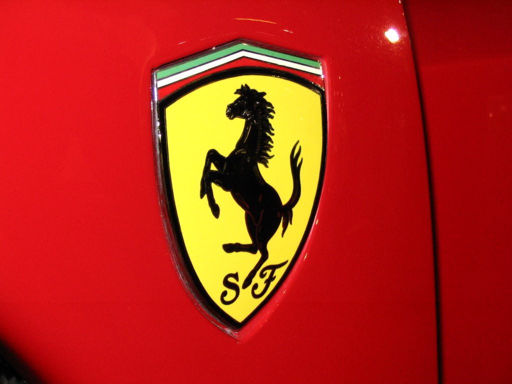 Cavallino Rampante presente sulle fiancate delle vetture della Scuderia Ferrari, si notano anche le iniziali S e F.